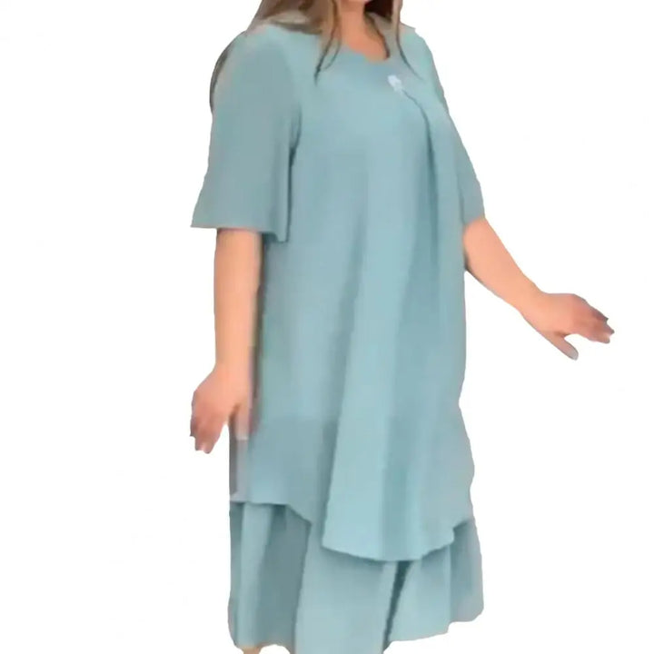 Frau in hellblauem, knielangem Kleid mit kurzen Ärmeln, elegantes Sommeroutfit.