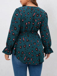 Damenbluse grün mit Leopardenmuster, lange Ärmel, tailliert, modisch, elegant.