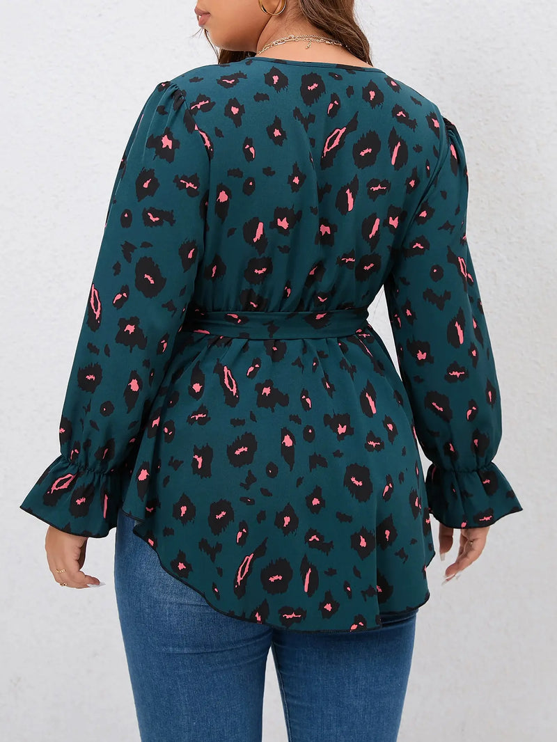 Damenbluse grün mit Leopardenmuster, lange Ärmel, tailliert, modisch, elegant.