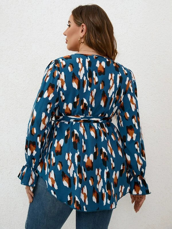 Frau in blau gemusterter Bluse mit Gürtel, Rückansicht, modisch, lässig, Damenmode.