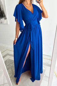 Frau in elegantem, blauem Maxikleid mit V-Ausschnitt und Schlitz, Abendmode, Sommerkleid.