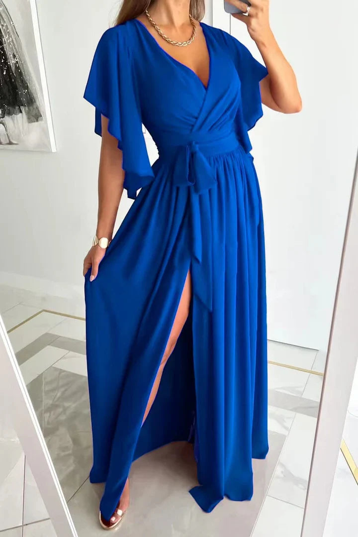 Frau in elegantem, blauem Maxikleid mit V-Ausschnitt und Schlitz, Abendmode, Sommerkleid.