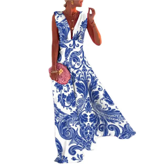 Frau in langem, ärmellosem Kleid mit blauem Paisley-Muster, elegantes Sommeroutfit.