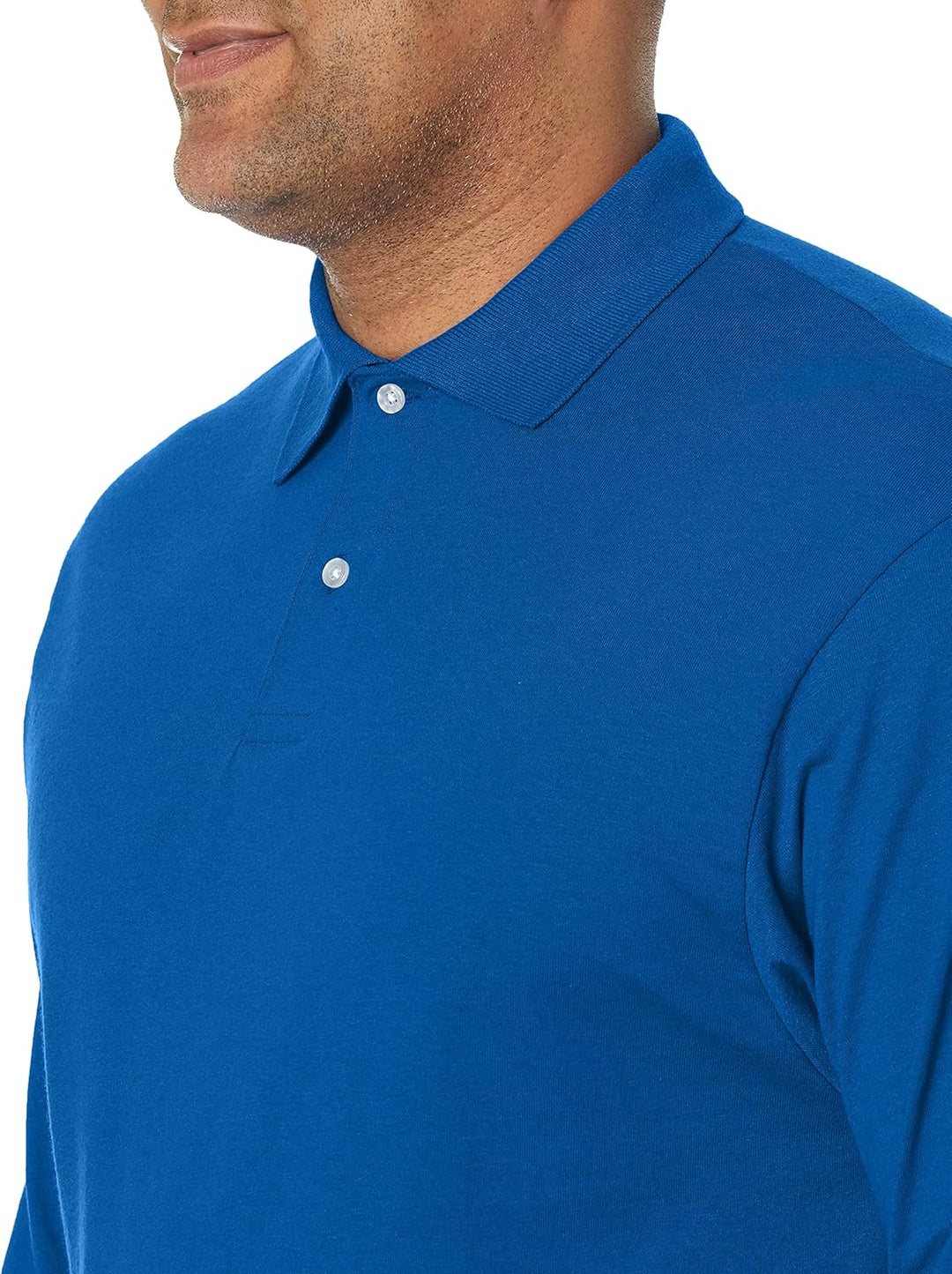 Mann in blauem Langarm-Poloshirt aus Baumwolle, klassischer Kragen, Freizeitmode.