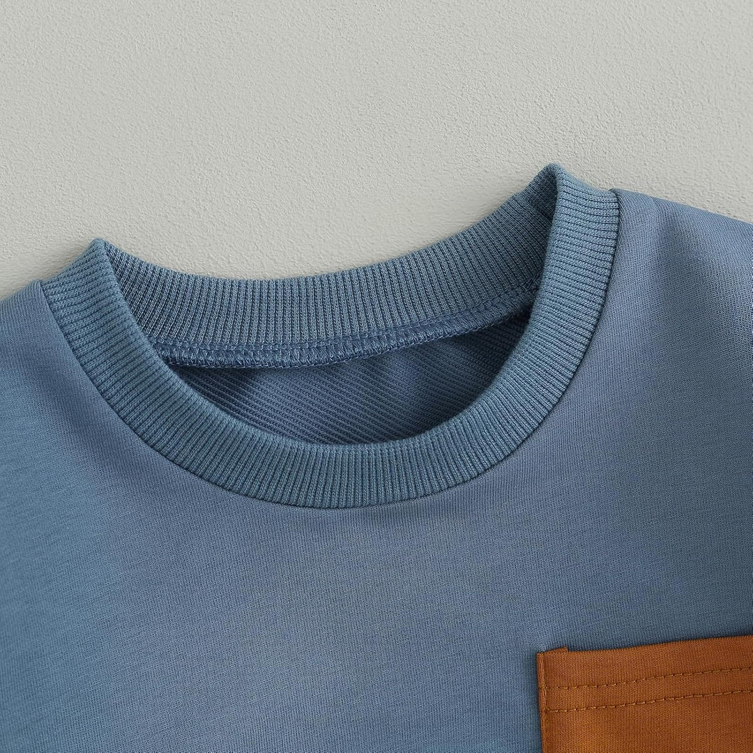 Blaues Baumwoll-T-Shirt mit Rundhalsausschnitt und brauner Brusttasche, lässige Herrenmode.