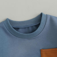 Blaues Baumwoll-T-Shirt mit Rundhalsausschnitt und brauner Brusttasche, lässige Herrenmode.