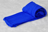 Blauer Schal aus Baumwolle, weich, modisch, Accessoire, Damenmode, Herbst-Winter-Trend.