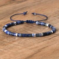 Blaues Sodalith-Armband mit verstellbarem Verschluss auf Holzoberfläche, handgefertigter Schmuck.