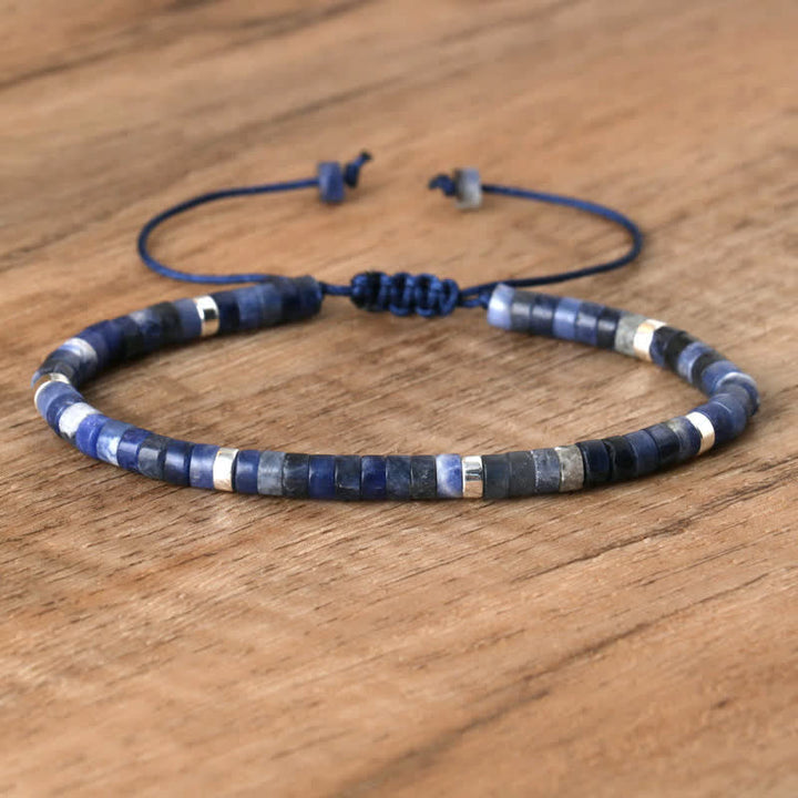 Blaues Sodalith-Armband mit verstellbarem Verschluss auf Holzoberfläche, handgefertigter Schmuck.