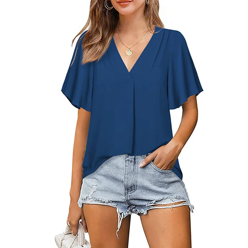 Frau in blauer V-Ausschnitt-Bluse und Jeansshorts, Sommermode, lässiger Stil.