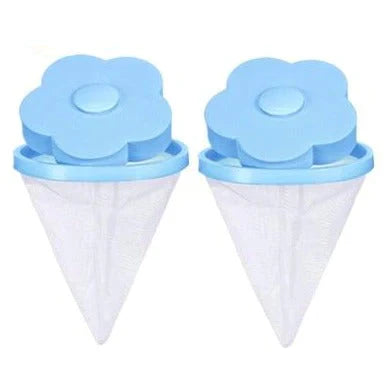 Zwei blaue Waschmaschinen-Flusenfilter in Blumenform, Kunststoff, für saubere Wäsche.