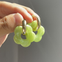 Grüne Blumen-Ohrringe aus Harz mit goldenen Creolen, modisches Accessoire für Damen.