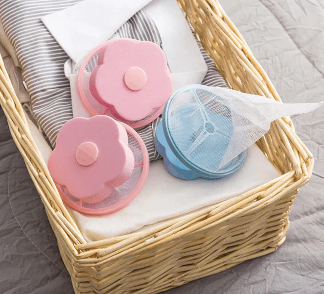 Rosa und blaue Wäschefilter im Blumendesign in einem Korb auf Bettwäsche.