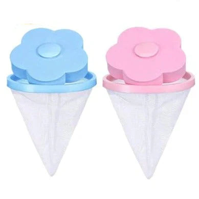 Zwei schwimmende Waschmaschinen-Flusenfilter, blau und rosa, Blumenform, Netzmaterial.