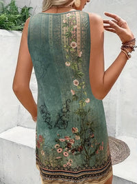Frau in grünem, ärmellosem Kleid mit Blumenmuster, Sommermode, Boho-Stil.
