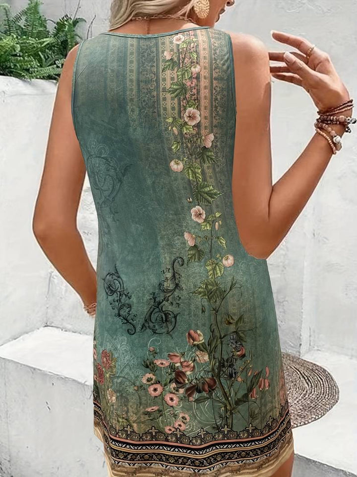 Frau in grünem, ärmellosem Kleid mit Blumenmuster, Sommermode, Boho-Stil.