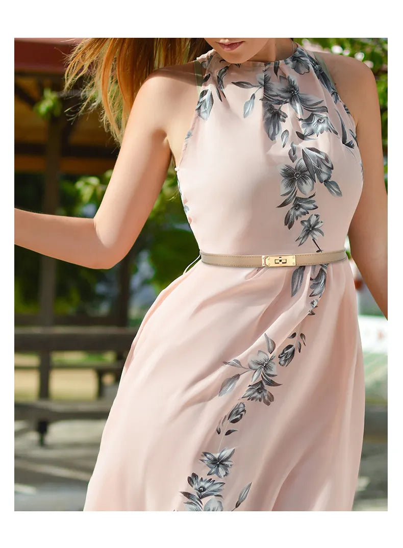Damenkleid mit Blumenmuster und beigem Designer-Gürtel, elegantes Sommeroutfit.
