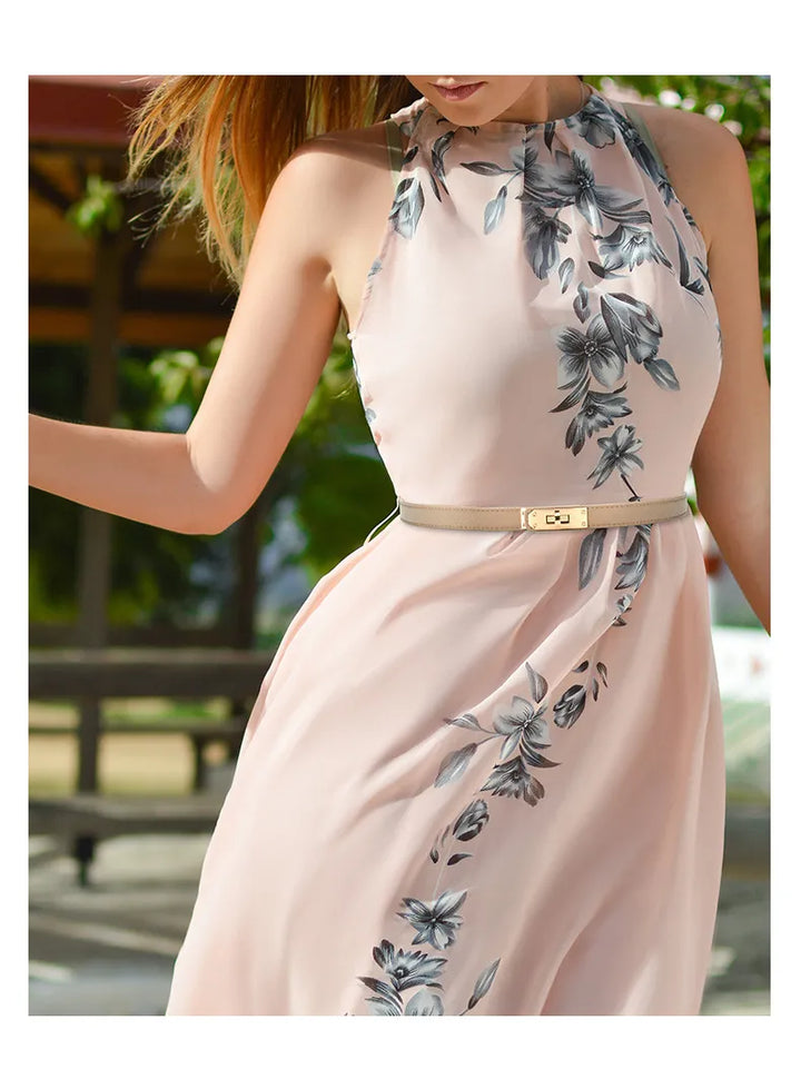 Damenkleid mit Blumenmuster und beigem Designer-Gürtel, elegantes Sommeroutfit.