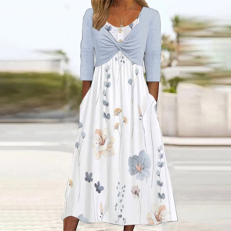 Frau in weißem Blumenkleid mit blauen Ärmeln, lässig, modisch, draußen, Sommermode.