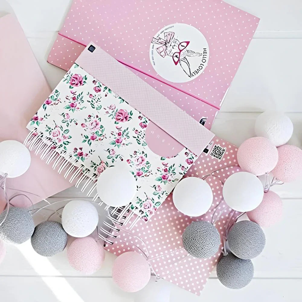 Rosa und weiße Geschenkverpackung mit Blumenmuster und Lichterkette, dekorativ, elegant.