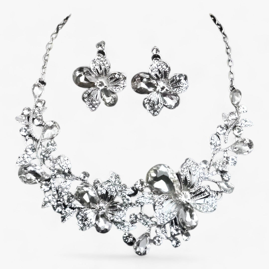 Silberne Blumen-Halskette und Ohrringe Set, funkelnd, eleganter Schmuck für Damen.