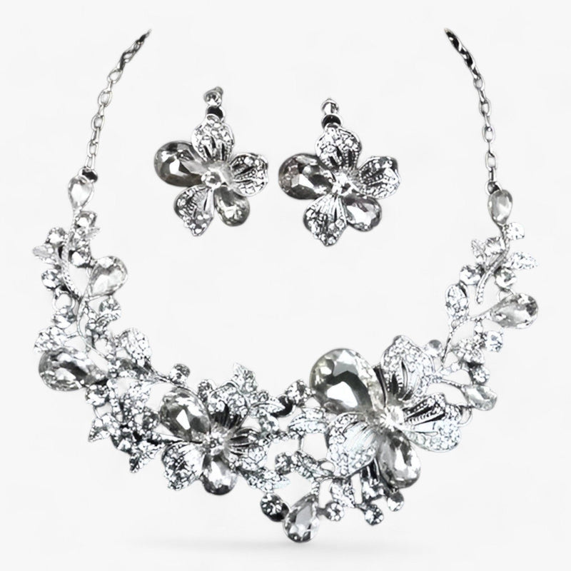 Silberne Blumen-Halskette und Ohrringe Set, funkelnd, eleganter Schmuck für Damen.
