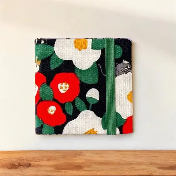 Blumenmuster Notizbuch mit Gummiband, quadratisch, bunt, Stoffbezug, handgefertigt.