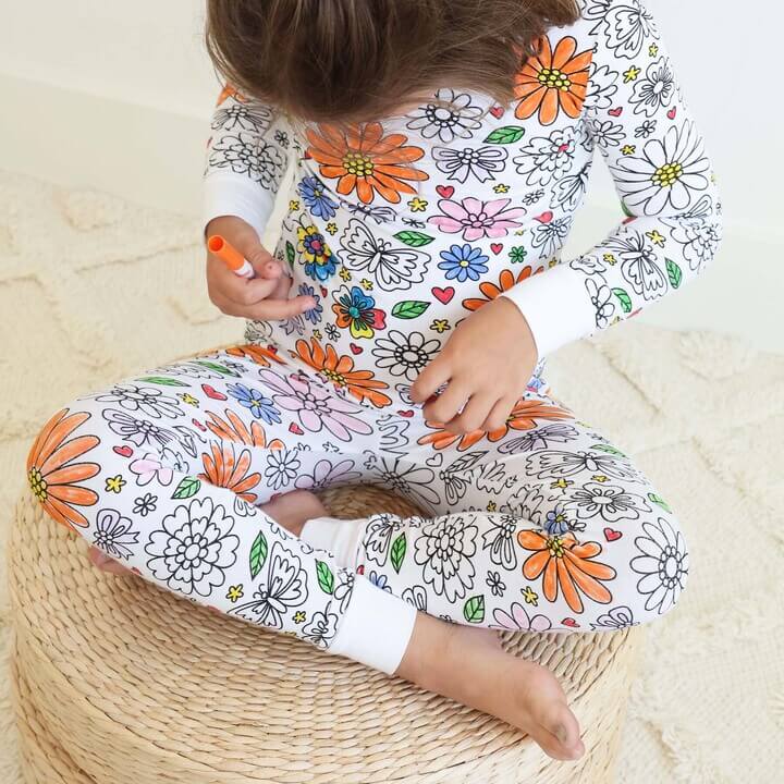 Kindermode Blumen Pyjama Set, weiß, bunt, Baumwolle, bequem, für Mädchen, Schlafanzug, Frühling.