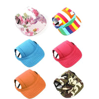 Sechs bunte Visor-Caps: Blumenmuster, Regenbogen, Blau, Rot, Orange, Camouflage-Design.