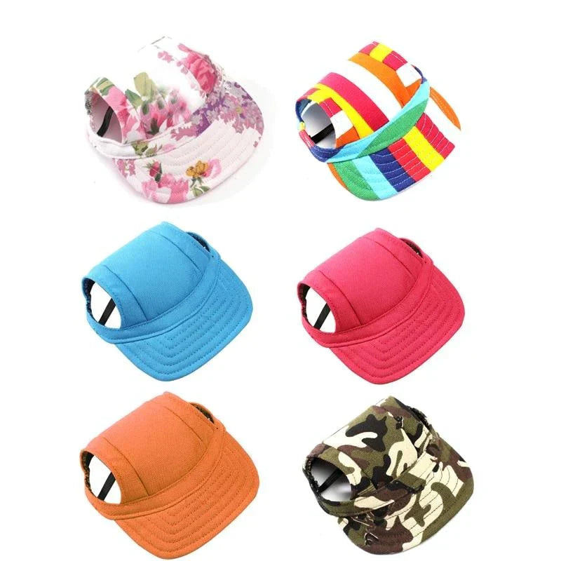 Sechs bunte Visor-Caps: Blumenmuster, Regenbogen, Blau, Rot, Orange, Camouflage-Design.