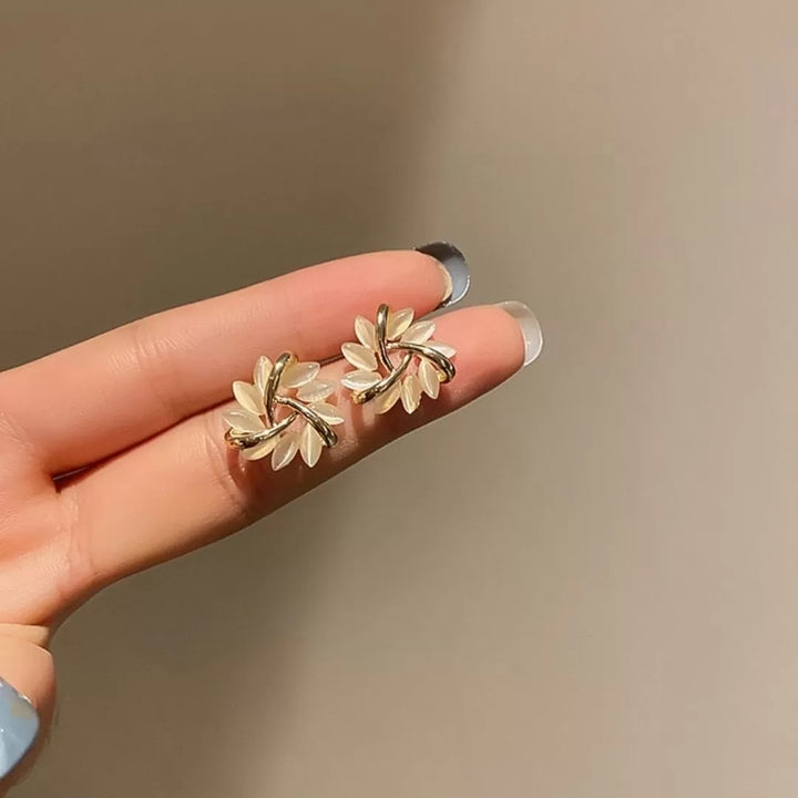 Goldene Ohrringe mit Blumenmotiv, eleganter Schmuck, Damenaccessoire, stilvoll und modern.