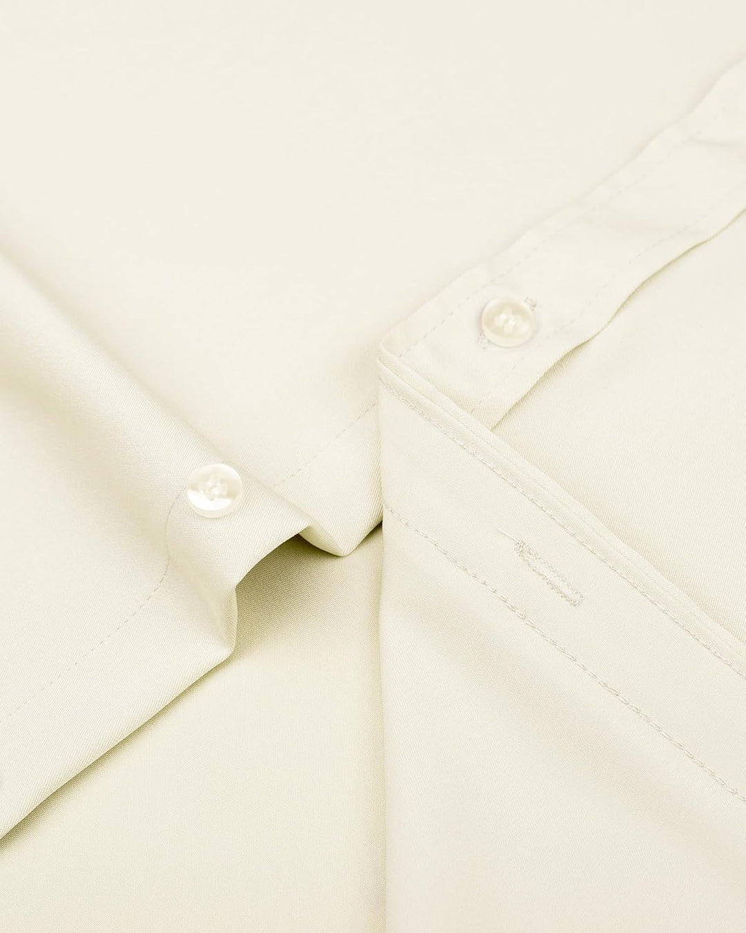 Beige Hemd aus Baumwolle mit Knopfleiste, elegantes Design, hochwertige Verarbeitung.