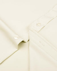 Beige Hemd aus Baumwolle mit Knopfleiste, elegantes Design, hochwertige Verarbeitung.