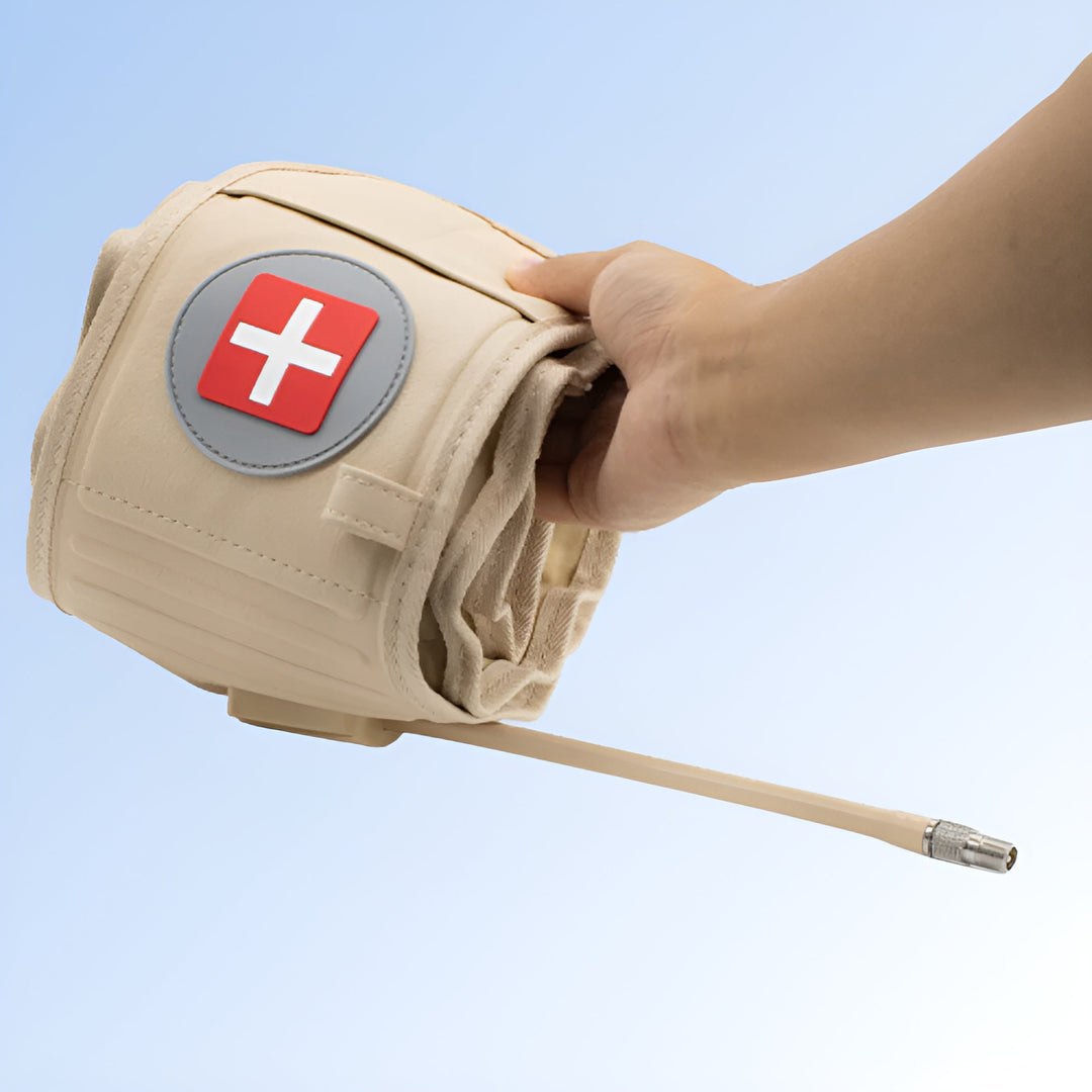 Beige Blutdruckmanschette mit rotem Kreuz, Hand hält Gerät, medizinisches Zubehör.