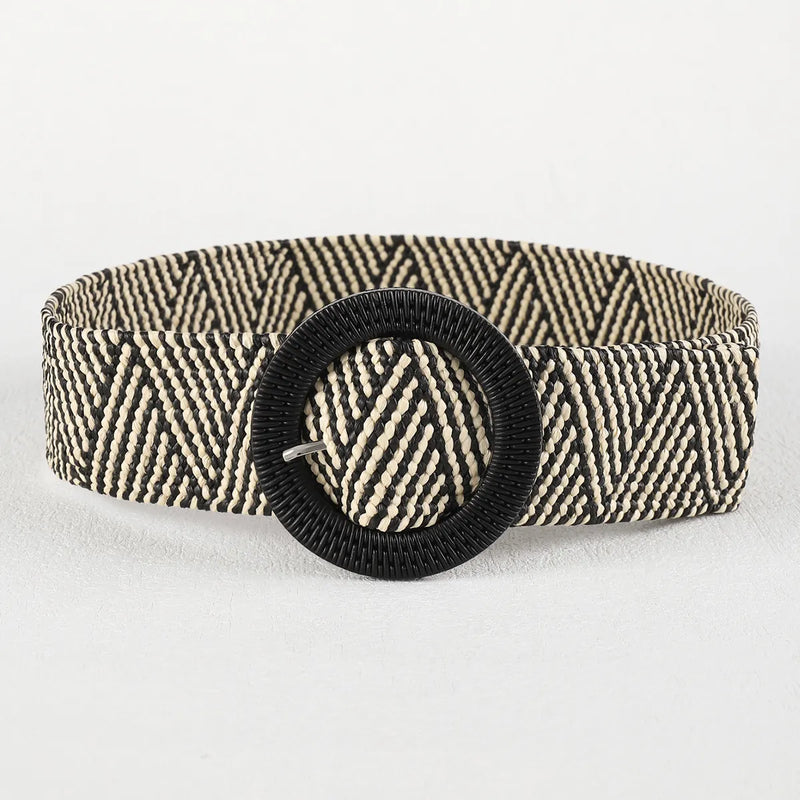 Boho-Stil Strohgürtel, gewebt, schwarz-weiß, runde Schnalle, modisches Accessoire.