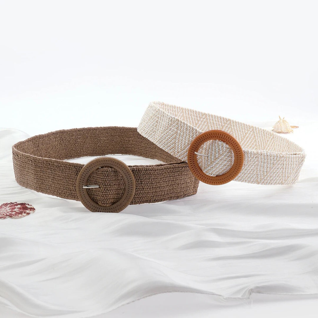 Zwei Boho-Stil Strohgürtel, braun und beige, mit runden Schnallen auf weißem Hintergrund.