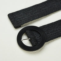 Schwarzer gewebter Strohgürtel mit runder Schnalle, Boho-Stil, modisches Accessoire.