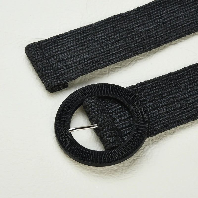 Schwarzer gewebter Strohgürtel mit runder Schnalle, Boho-Stil, modisches Accessoire.