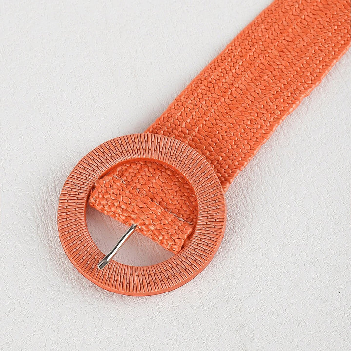 Orangefarbener, gewebter Strohgürtel mit runder Schnalle, Boho-Stil, modisches Accessoire.