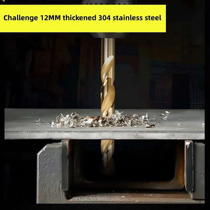 Bohrer durchbohrt 12mm Edelstahlplatte, Metallspäne, robustes Werkzeug, Industrieanwendung.