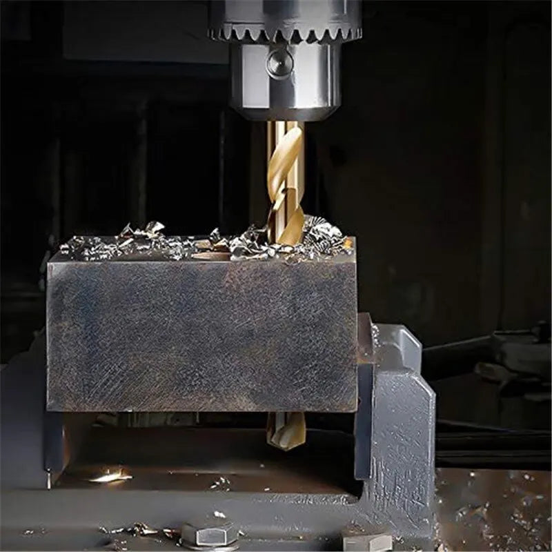 Bohrmaschine mit Metallbohrer, Bohren von Metallblock, Industrie, Werkstatt, Präzisionswerkzeug.
