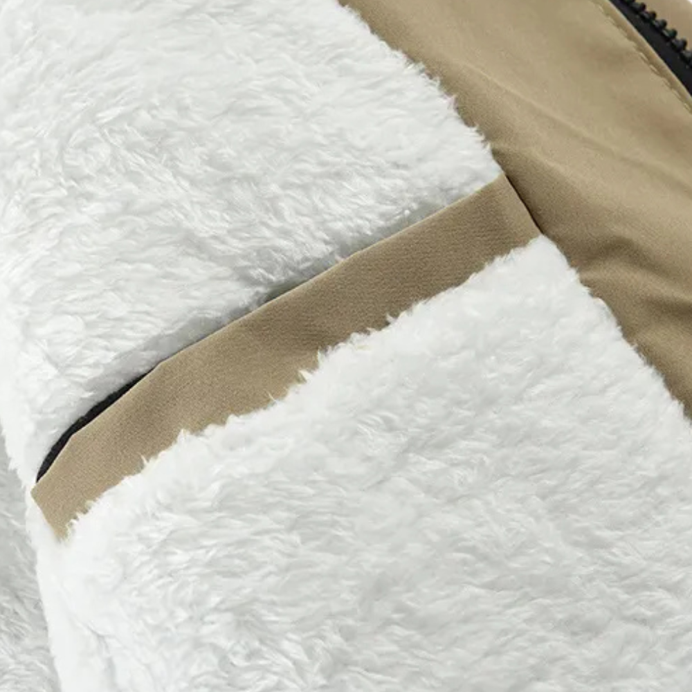 Weiße Plüschjacke mit beigem Stoffeinsatz, Reißverschluss, Wintermode, warm, kuschelig.