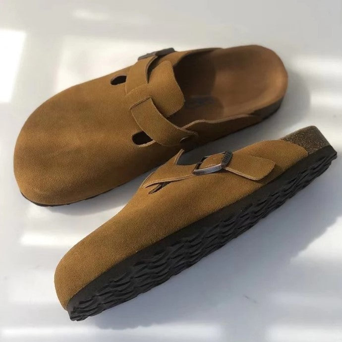 Braune Wildleder-Schlupfclogs mit verstellbarer Schnalle, rutschfeste Sohle, Unisex.