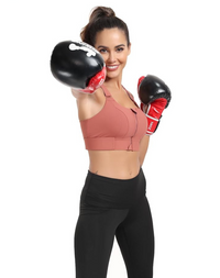 Frau in Sport-BH und Leggings mit Boxhandschuhen, Fitness, Training, Sportbekleidung.