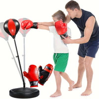 Vater und Sohn trainieren mit einem Boxsack-Set, rote Boxhandschuhe, Heimtraining, Fitness.
