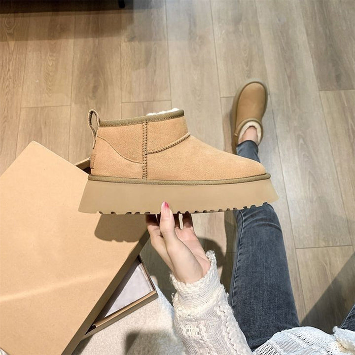 Braune Damen-Winterstiefel aus Wildleder mit Plateau, warme Fütterung, modisch und bequem.