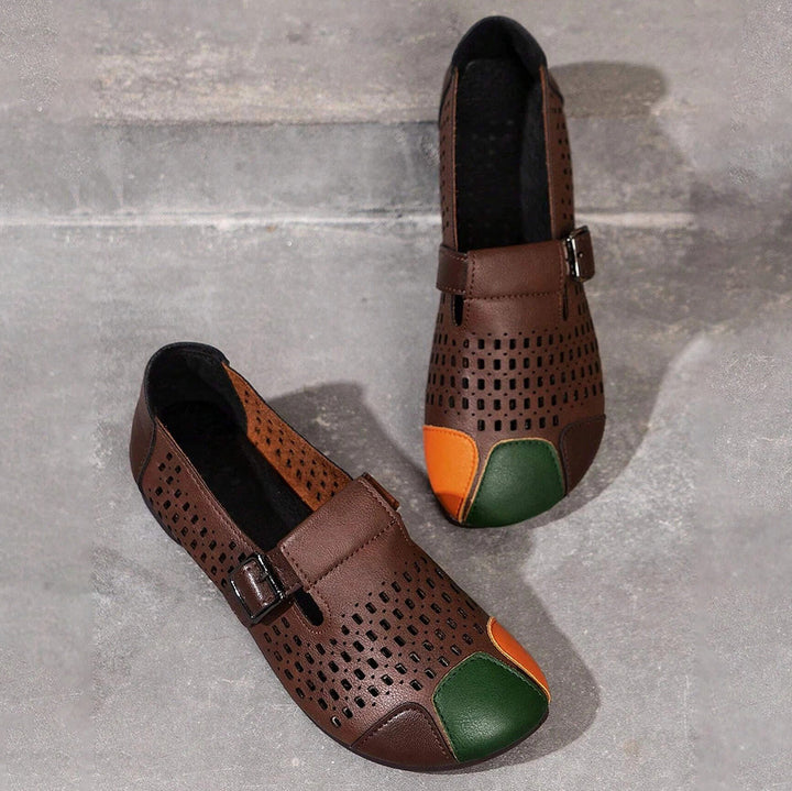 Braune Lederschuhe mit Lochmuster, farbigen Zehenkappen und Schnalle, modisch und bequem.