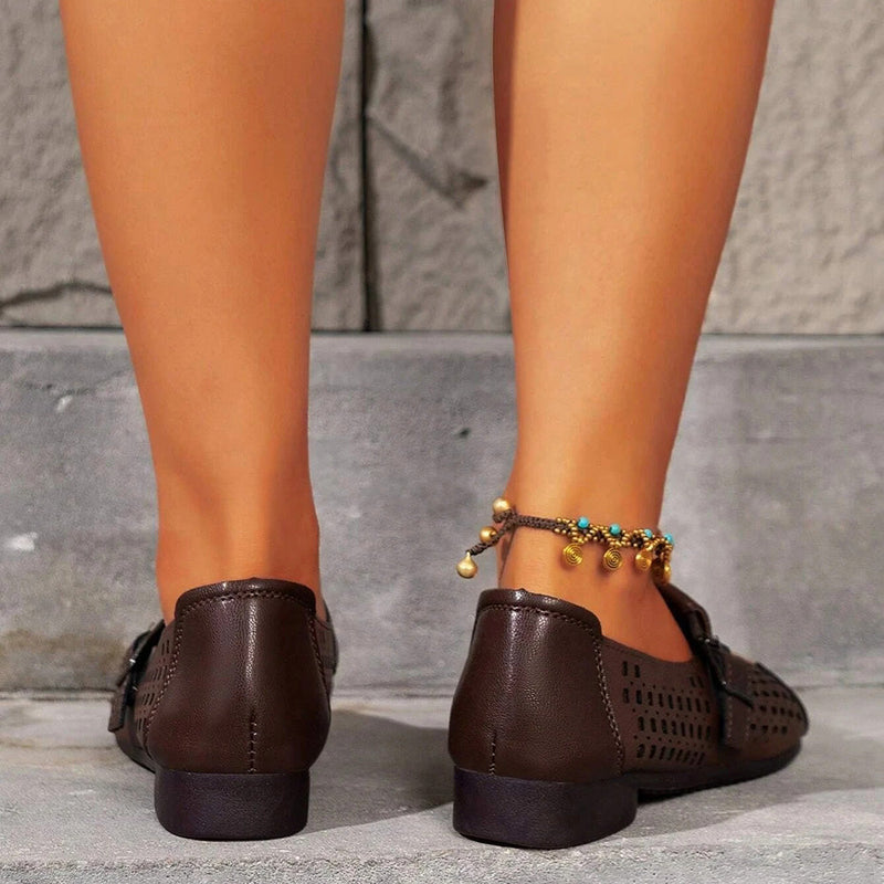 Braune Damen-Lederslipper mit Lochmuster, bequem, elegant, ideal für Sommermode.