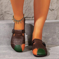 Braune Sandalen mit Lochmuster, grün-orange Spitze, Damenmode, Sommer, Schmuckdetail.