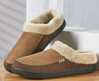 Braune Hausschuhe aus Wildleder mit Plüschfutter, rutschfeste Sohle, gemütlich und warm.